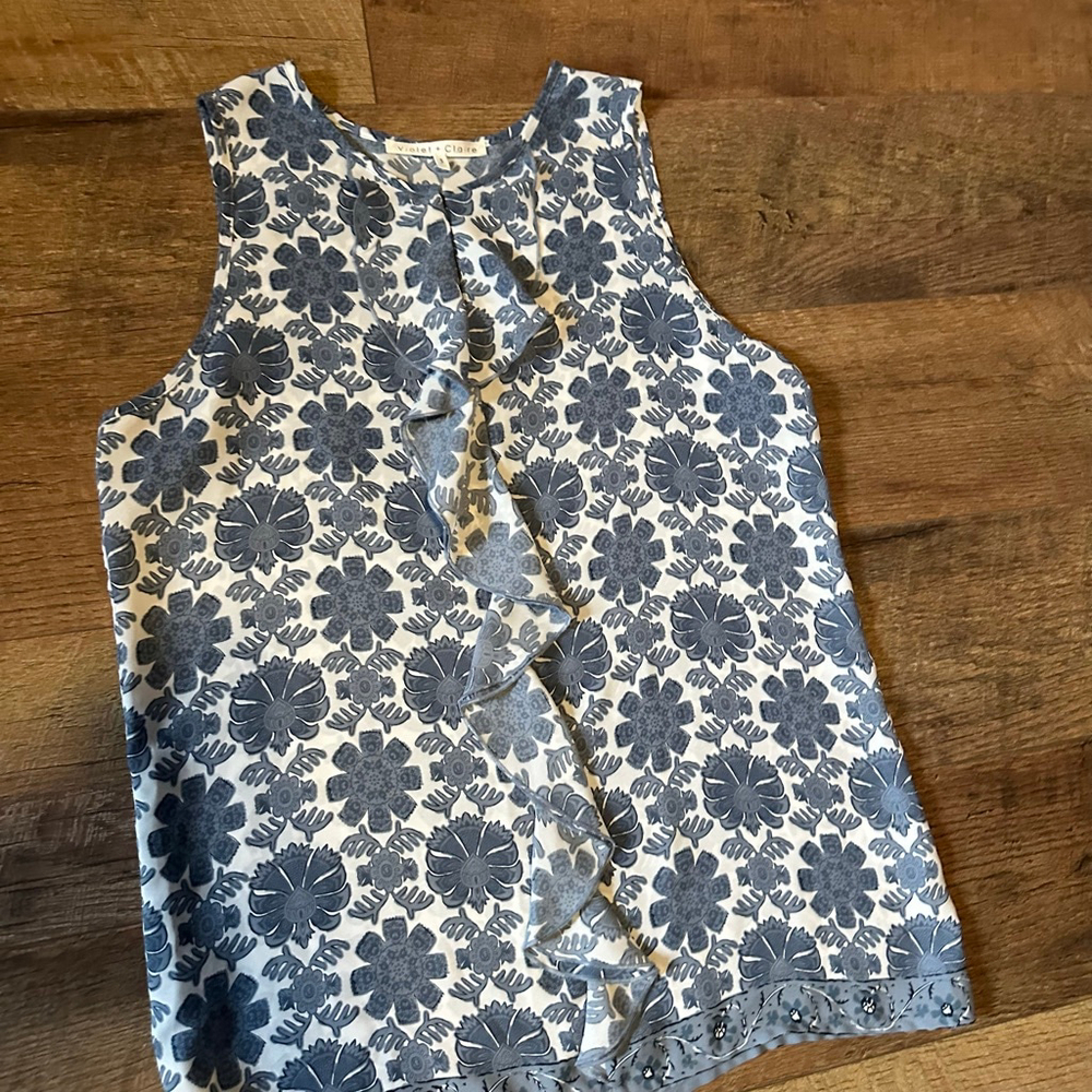 Women's Violet + Claire Blue & White Floral Ruffle Tank Top S